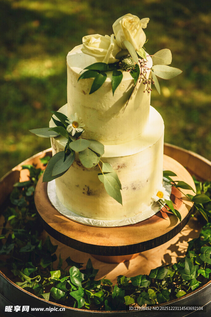 两层绿植装饰精美婚礼蛋糕