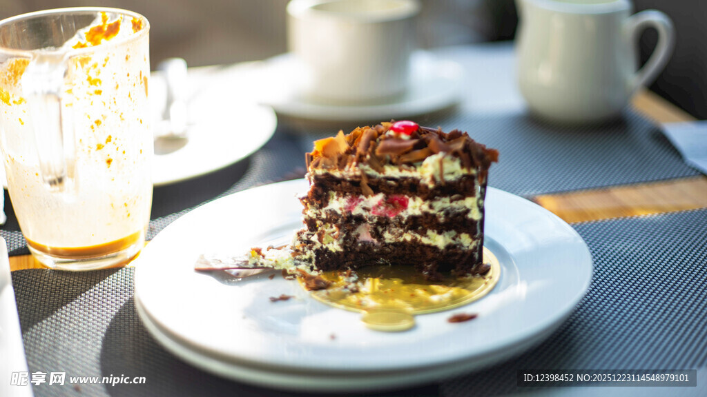 美味多层蛋糕搭配饮品