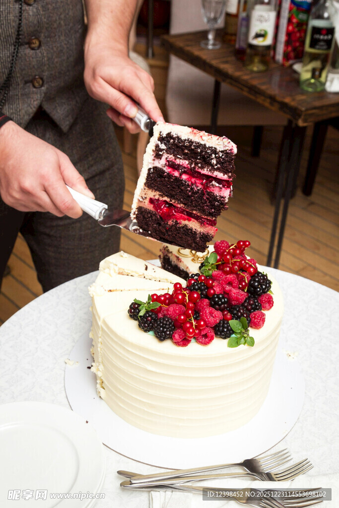 切美味多层鲜花装饰蛋糕