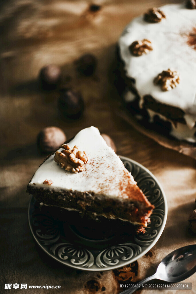 美味核桃蛋糕切片特写