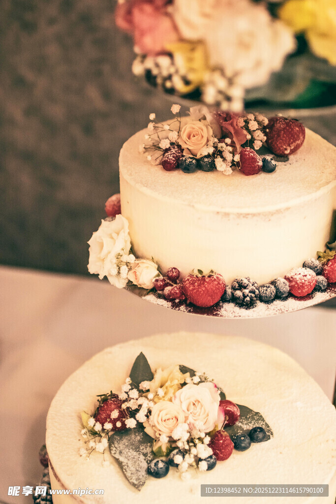 精致花卉装饰双层婚礼蛋糕