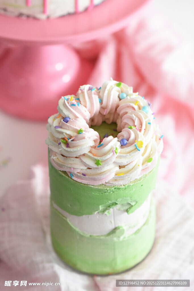 多彩糖霜装饰的绿色小蛋糕
