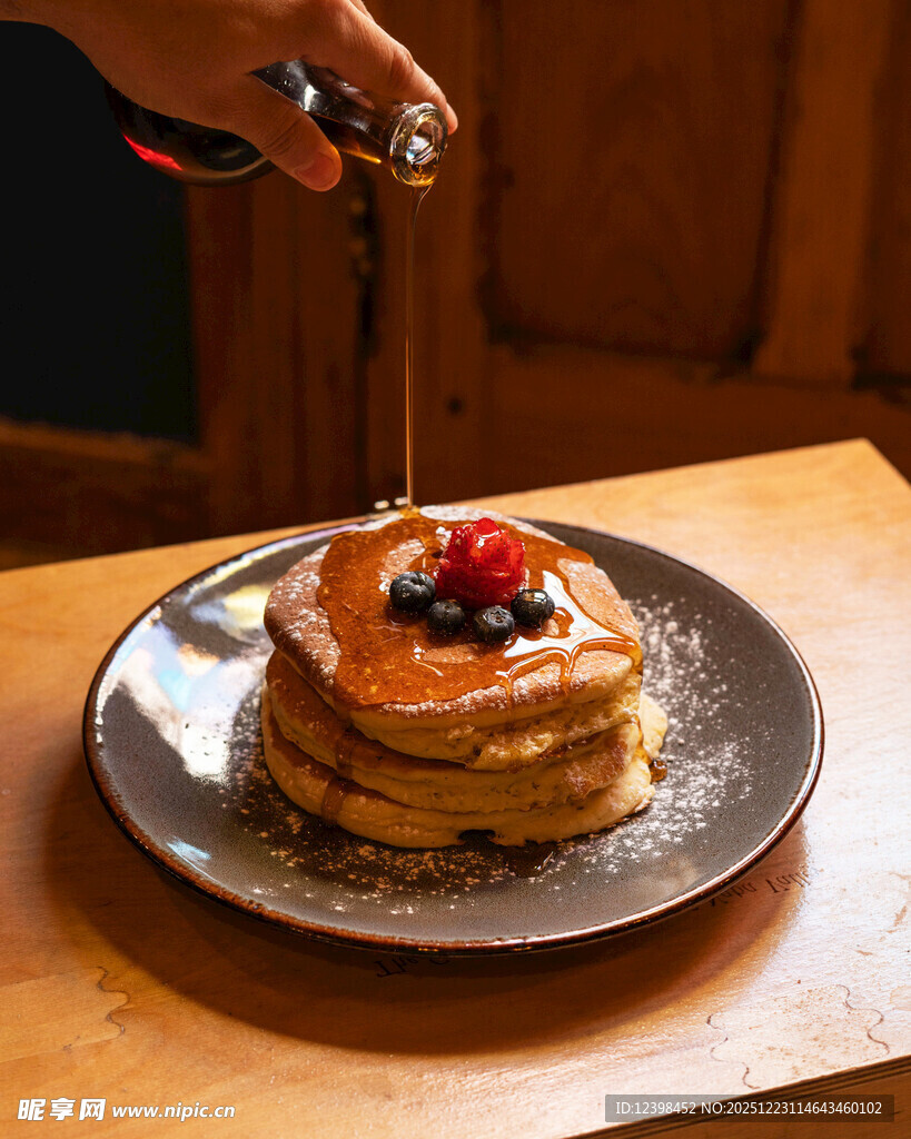 美味松饼正撒糖粉