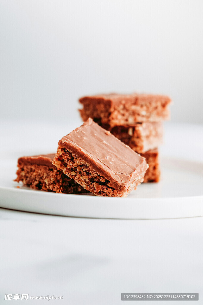 美味巧克力夹心糕点