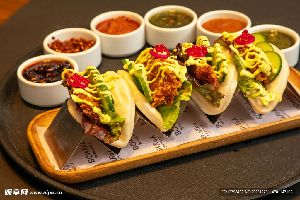 美味墨西哥玉米卷配多样蘸酱