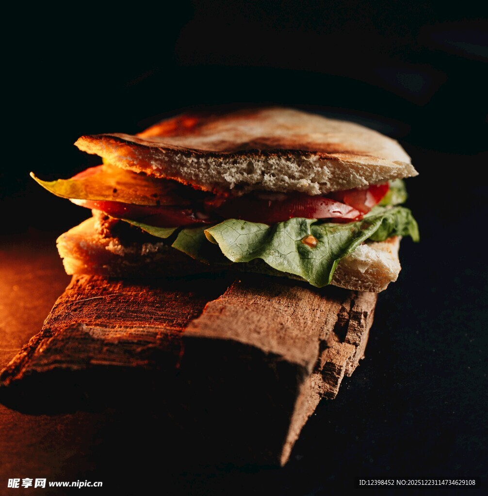 美味双层鸡肉蔬菜汉堡