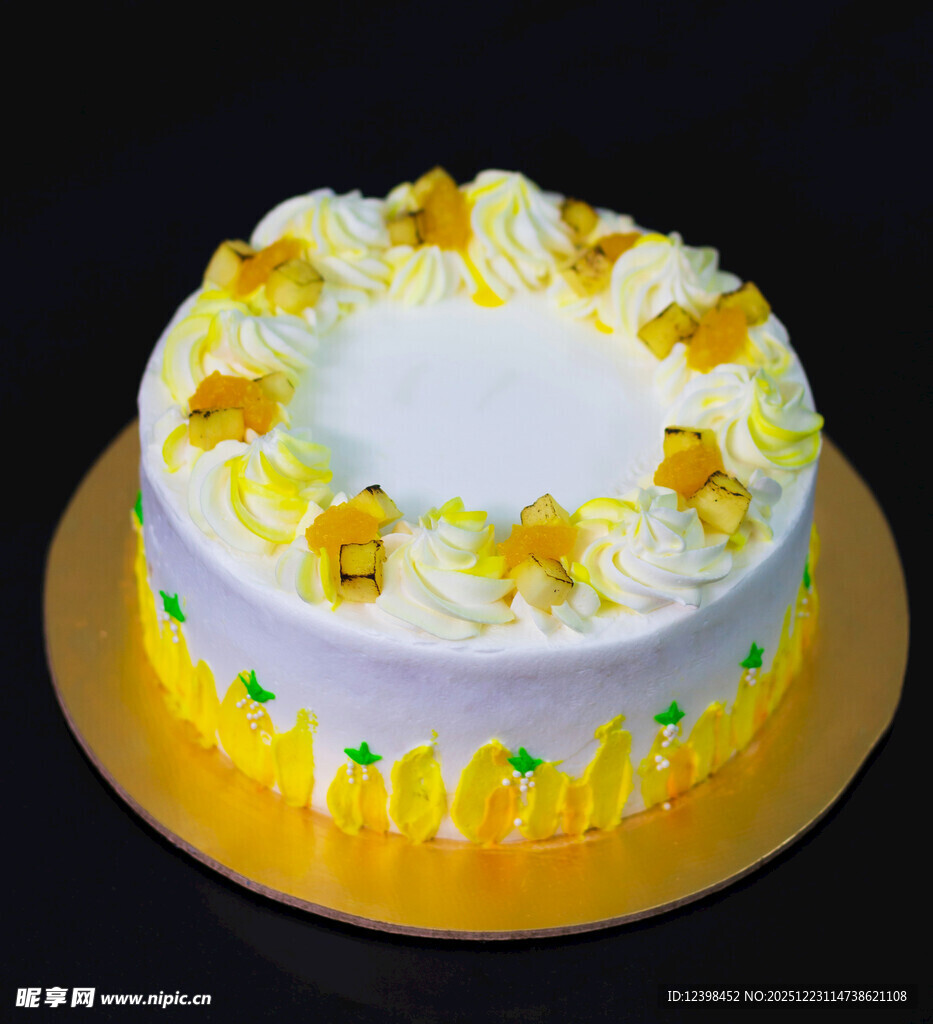 黄白花朵装饰美味蛋糕