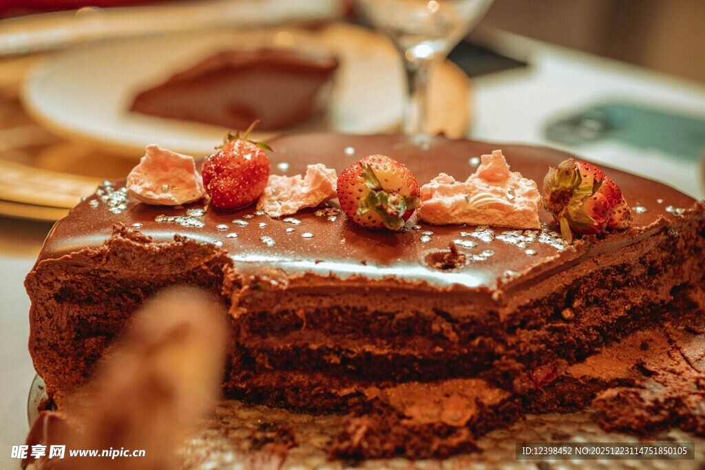 美味多层巧克力草莓蛋糕