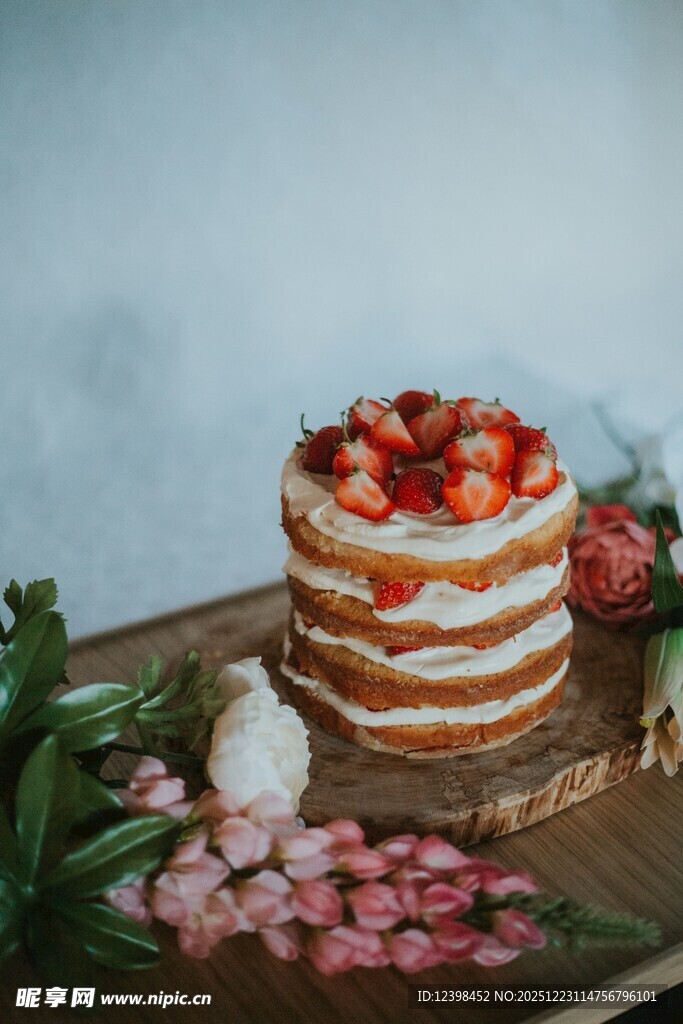 草莓装饰多层美味蛋糕