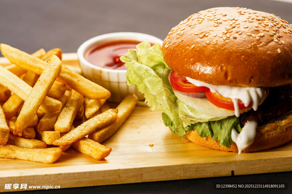 美味汉堡配薯条与酱料