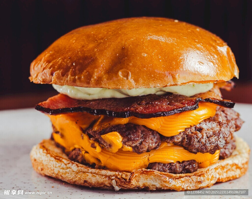 美味多层芝士培根牛肉汉堡