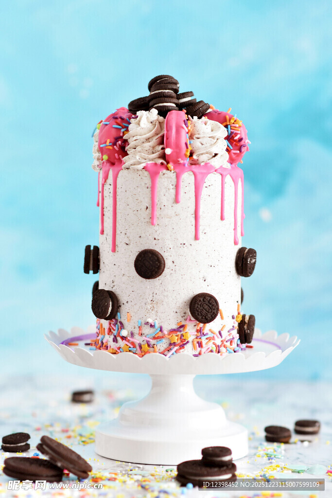 巧克力淋面装饰美味蛋糕