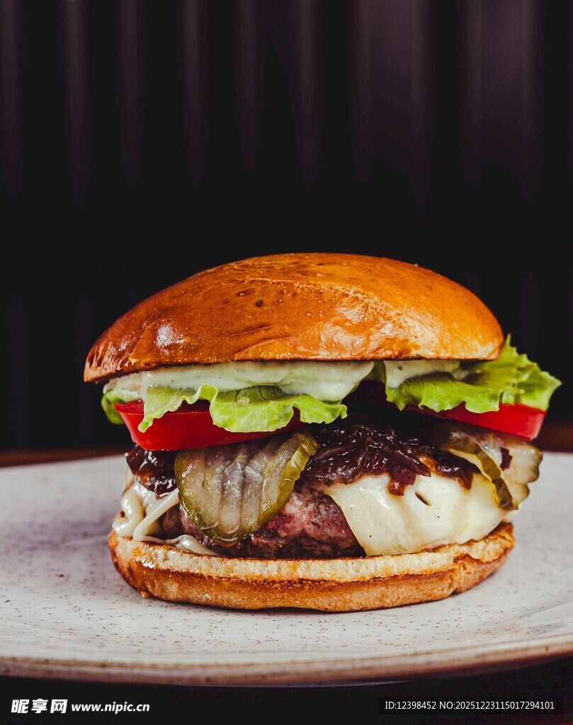 美味多汁的特色汉堡