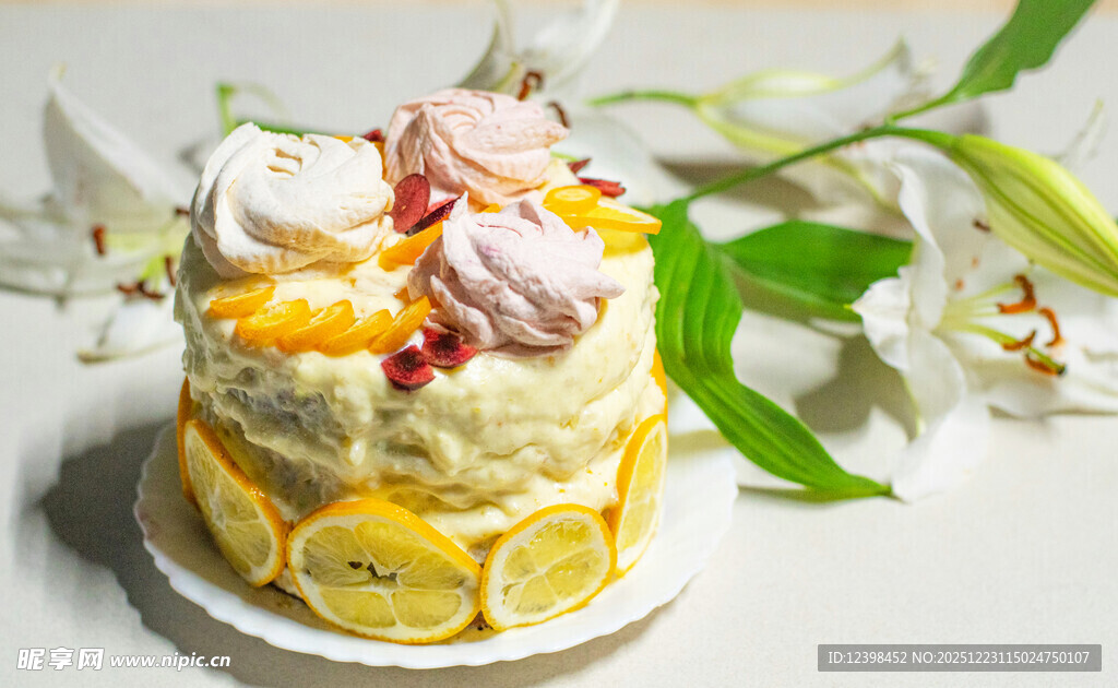 美味水果装饰的精致蛋糕