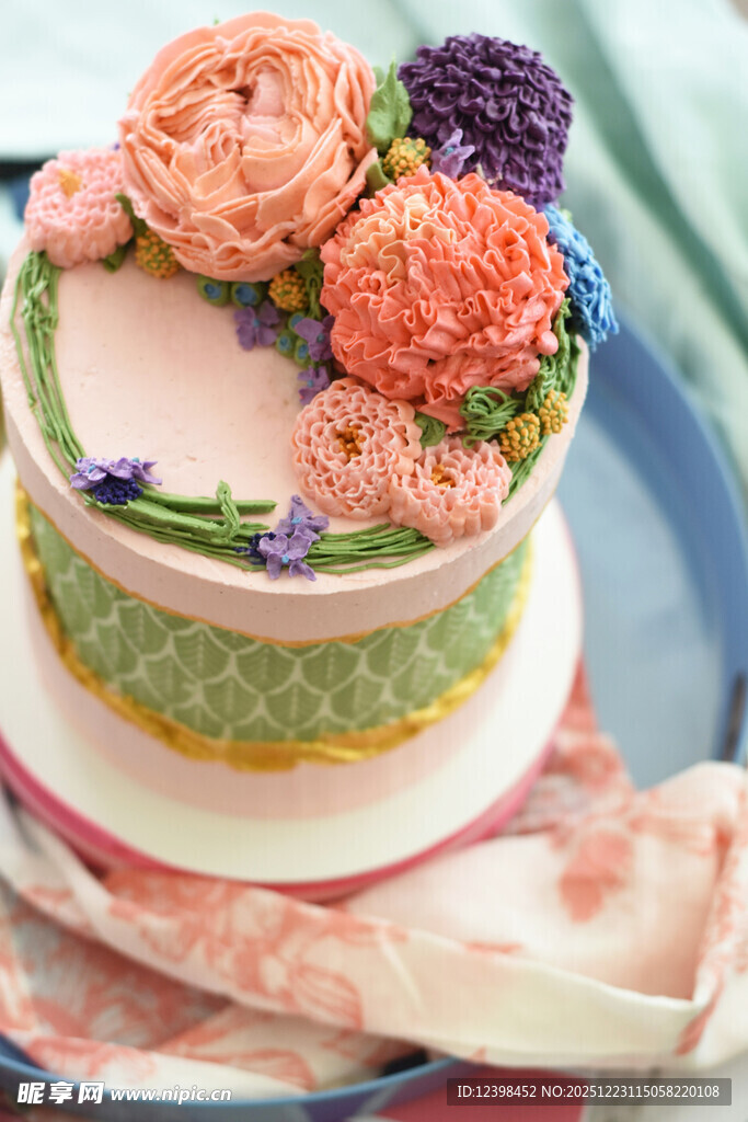 多彩花卉装饰精美蛋糕
