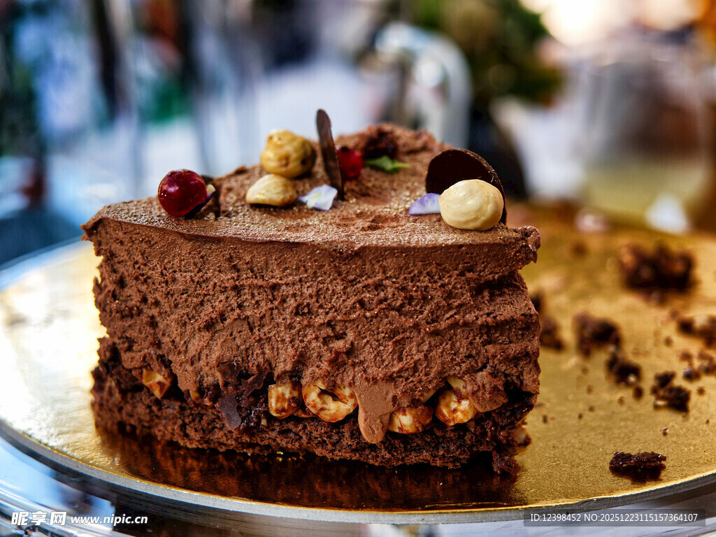 美味巧克力坚果装饰蛋糕