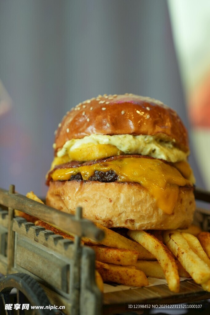 美味汉堡配香脆薯条