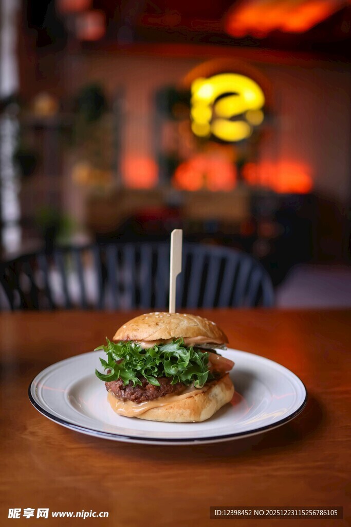 美味汉堡置于木桌之上