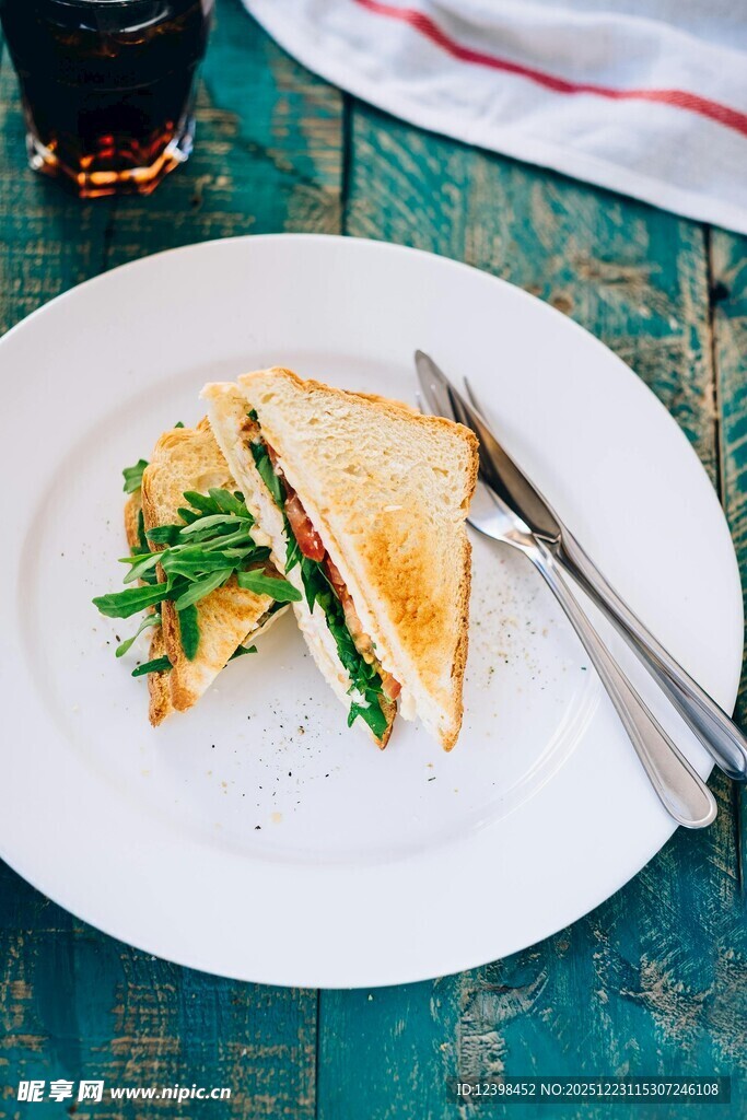 美味三明治置于白色餐盘