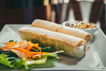 美味越南春卷配新鲜蔬菜