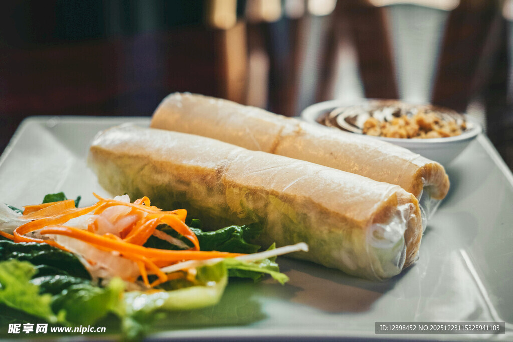 美味越南春卷配新鲜蔬菜