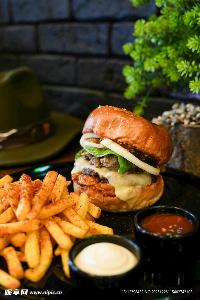 美味汉堡配金黄薯条