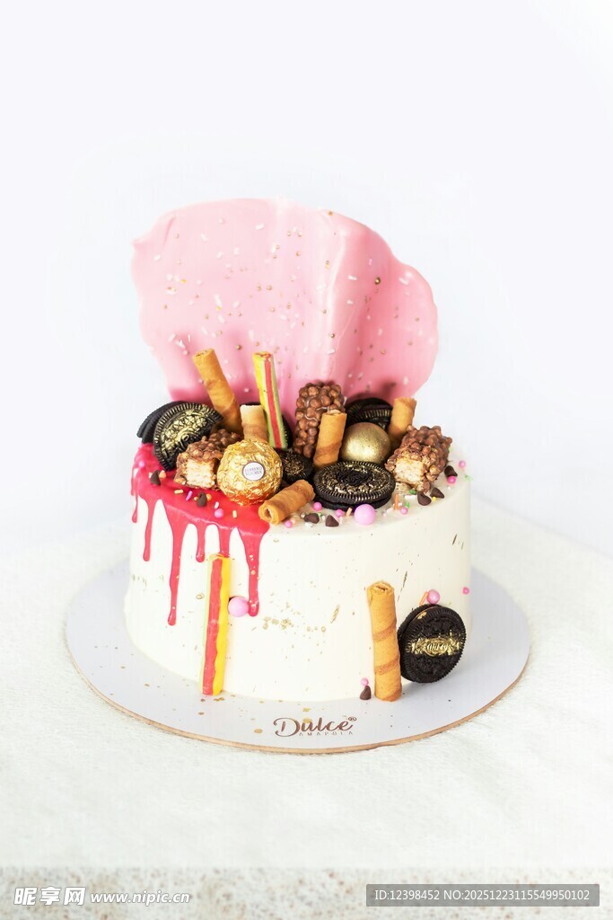 创意装饰巧克力淋面蛋糕