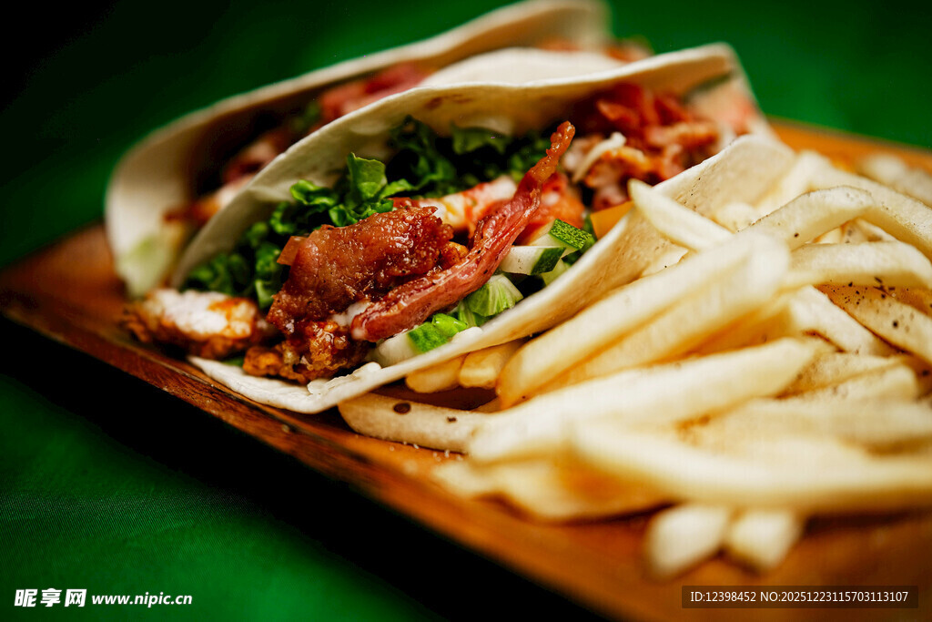 美味墨西哥卷饼配薯条