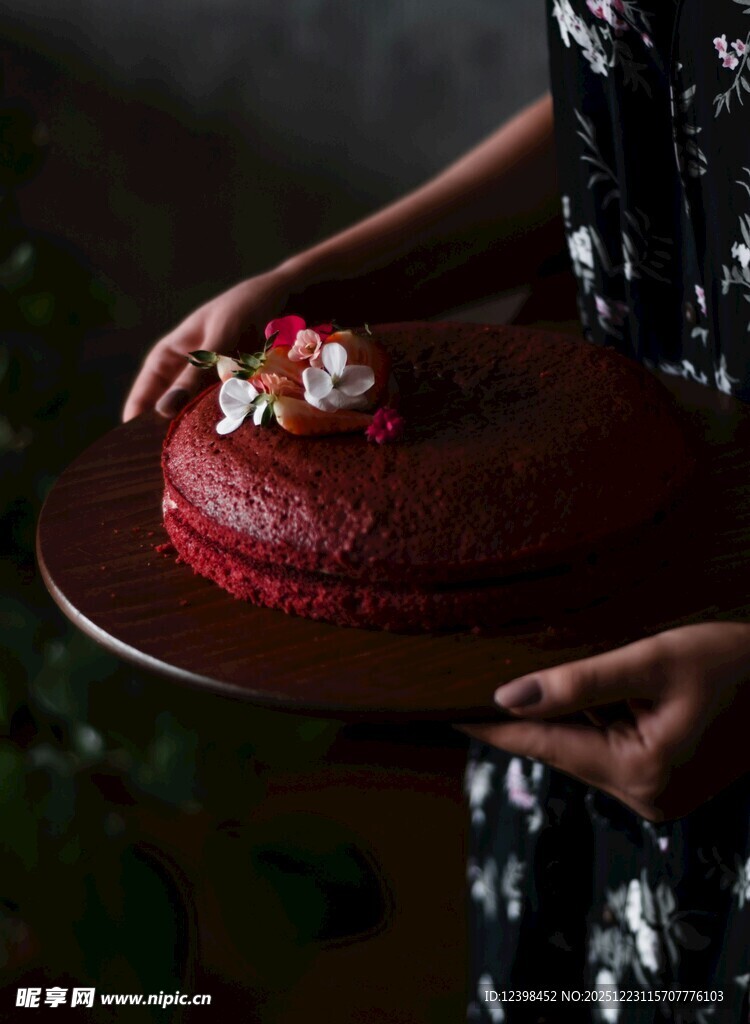 手持精美红丝绒蛋糕