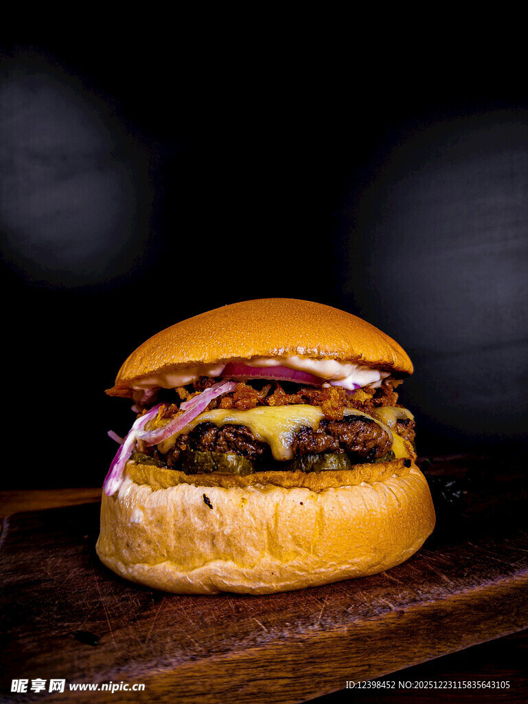 美味多汁的特色牛肉汉堡