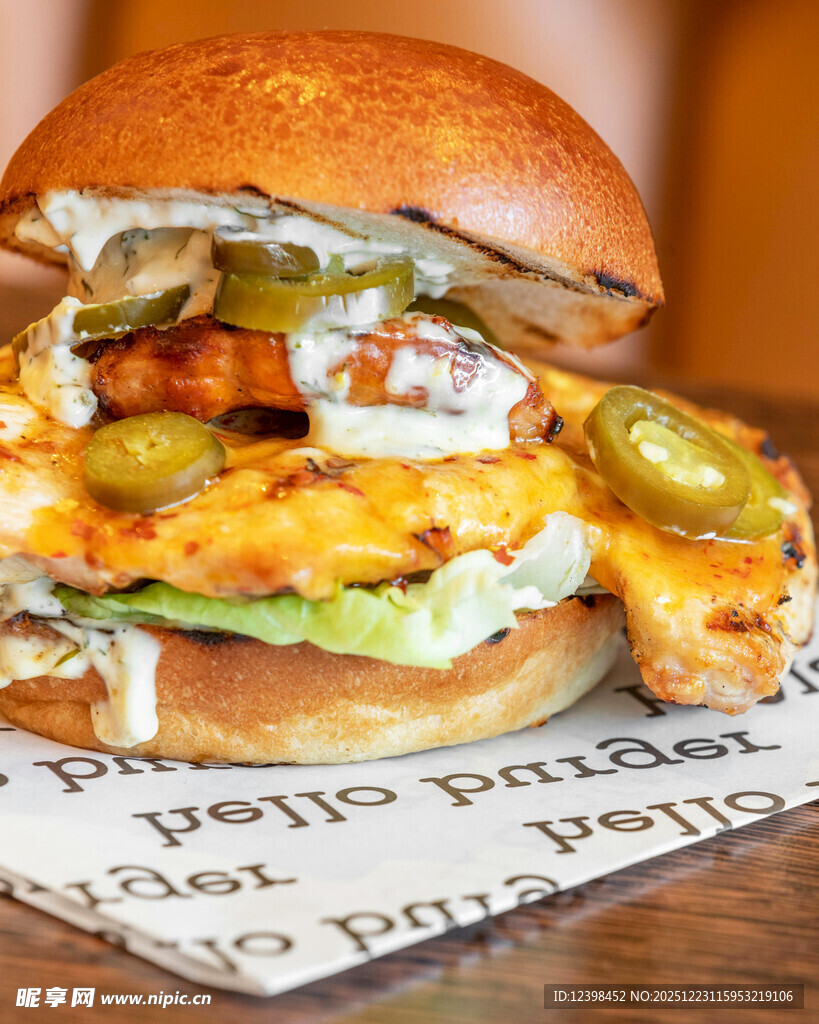 美味多层鸡肉汉堡