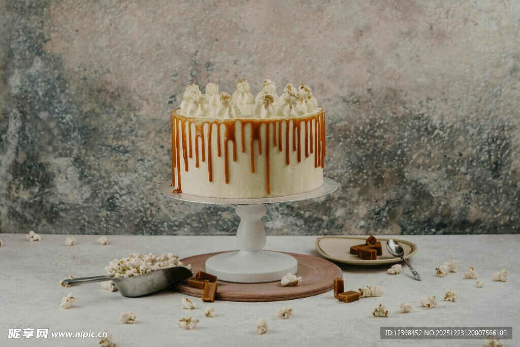 焦糖淋面蛋糕精致摆拍