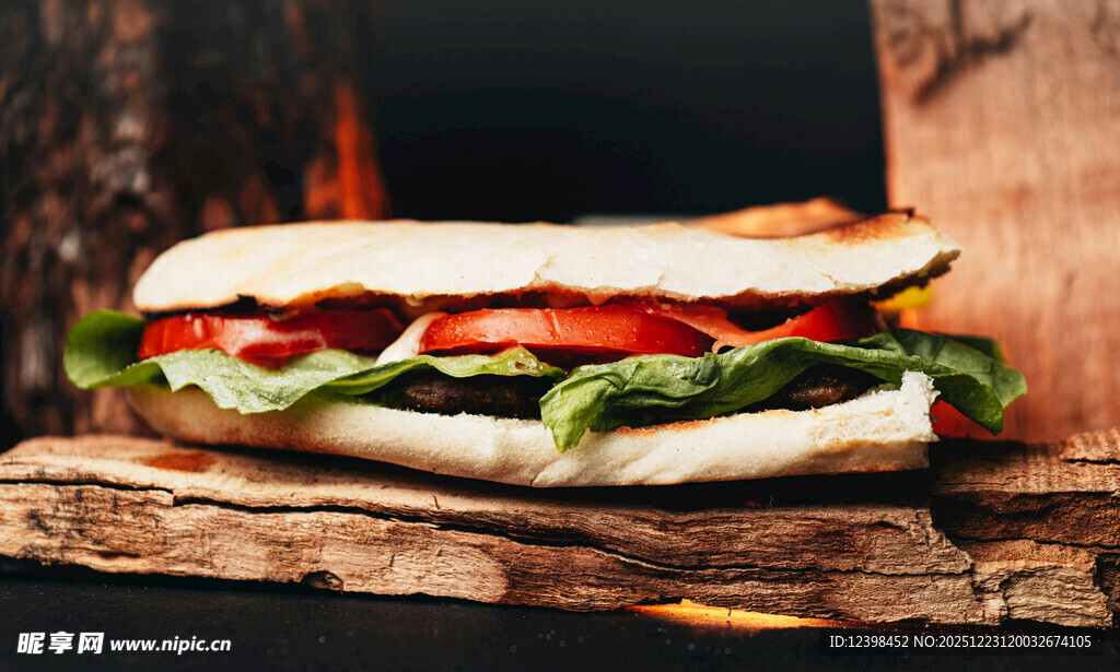 美味三明治置于木石之上