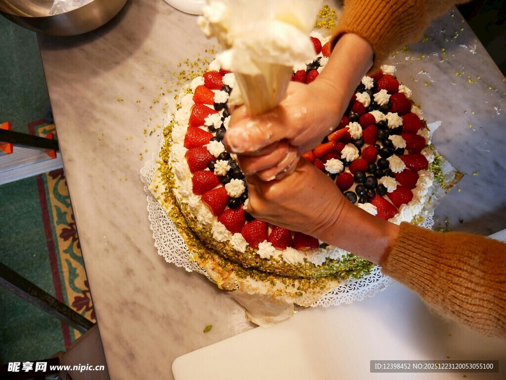 装饰多彩水果蛋糕的瞬间