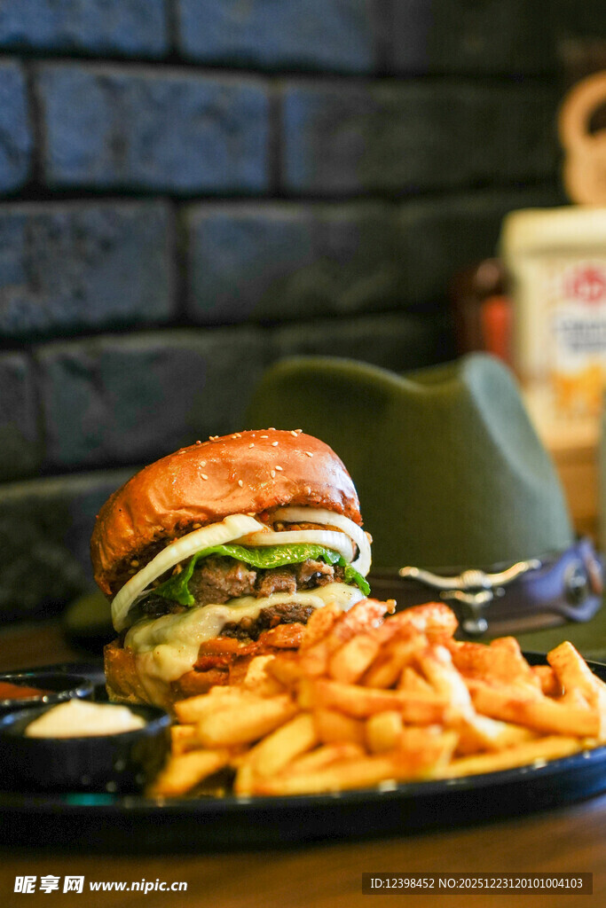 美味汉堡配薯条诱人餐点