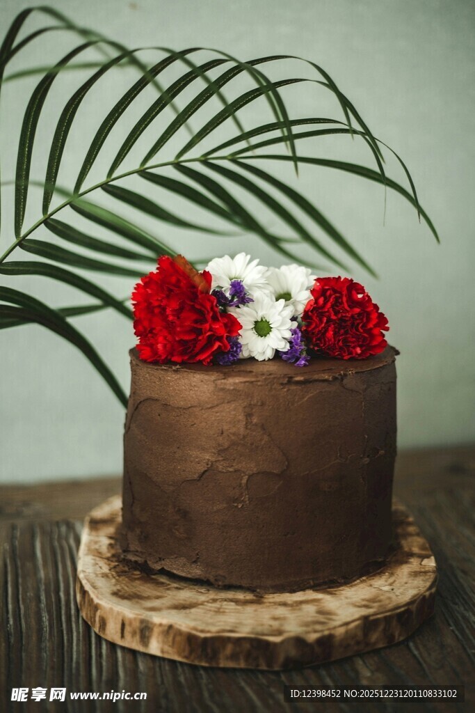 巧克力蛋糕配鲜艳花朵