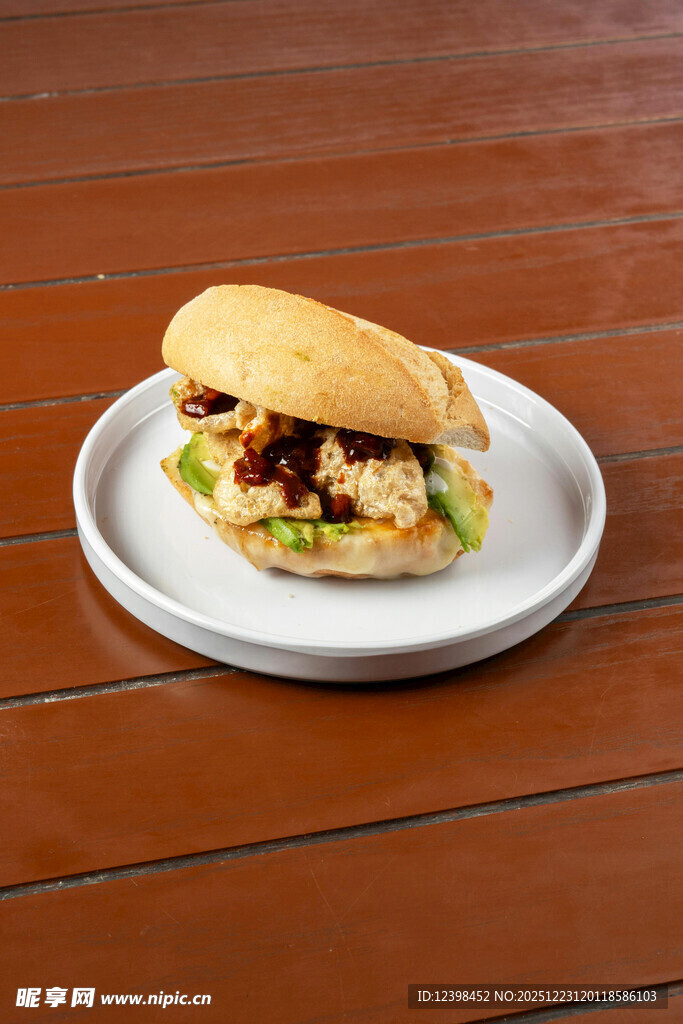 美味鸡肉三明治置于白盘