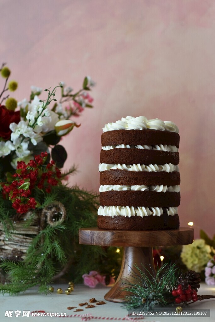 精美多层鲜花装饰巧克力蛋糕