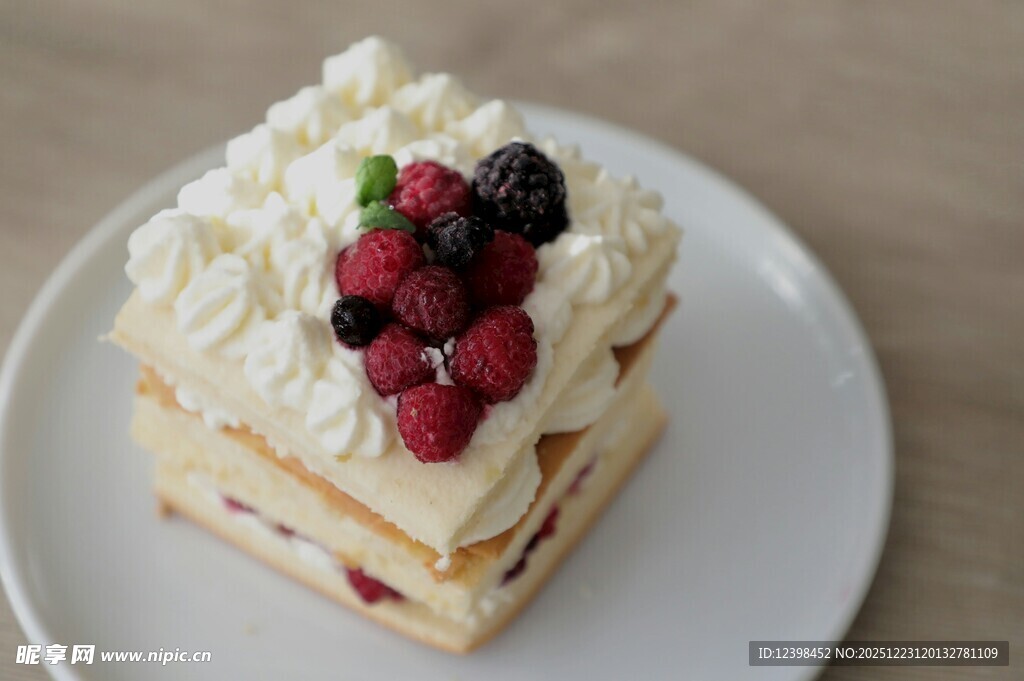 美味多层奶油水果蛋糕