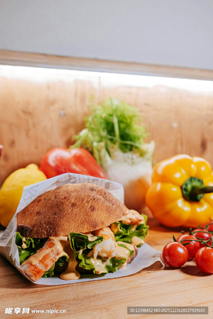 美味三明治搭配多彩蔬果