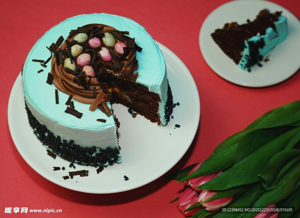 巧克力装饰美味生日蛋糕