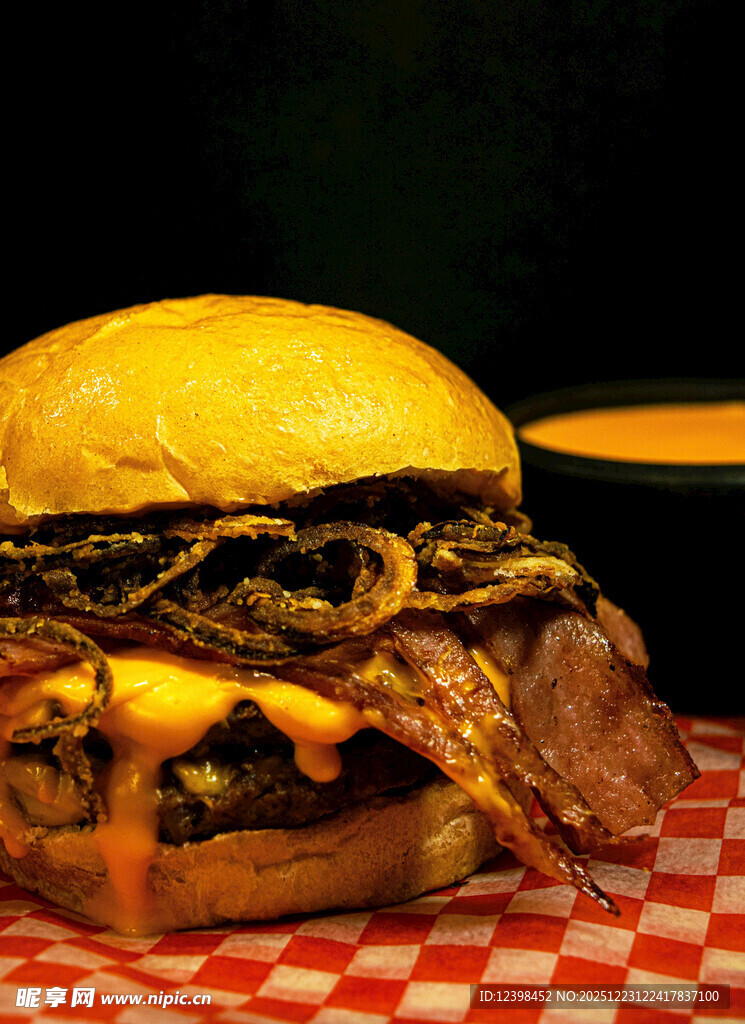 美味多汁的牛肉芝士汉堡