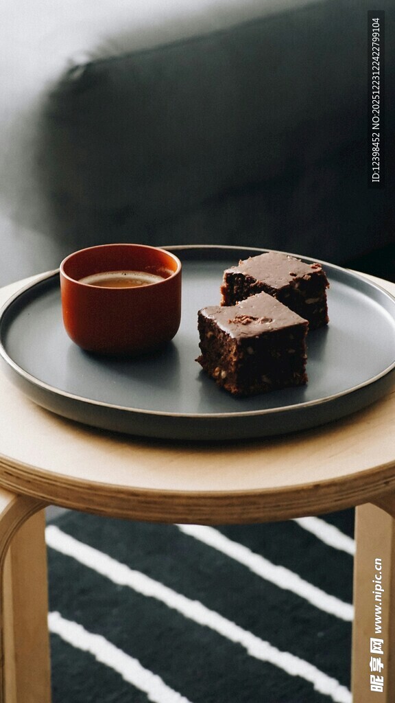 木桌上的精致甜点组合