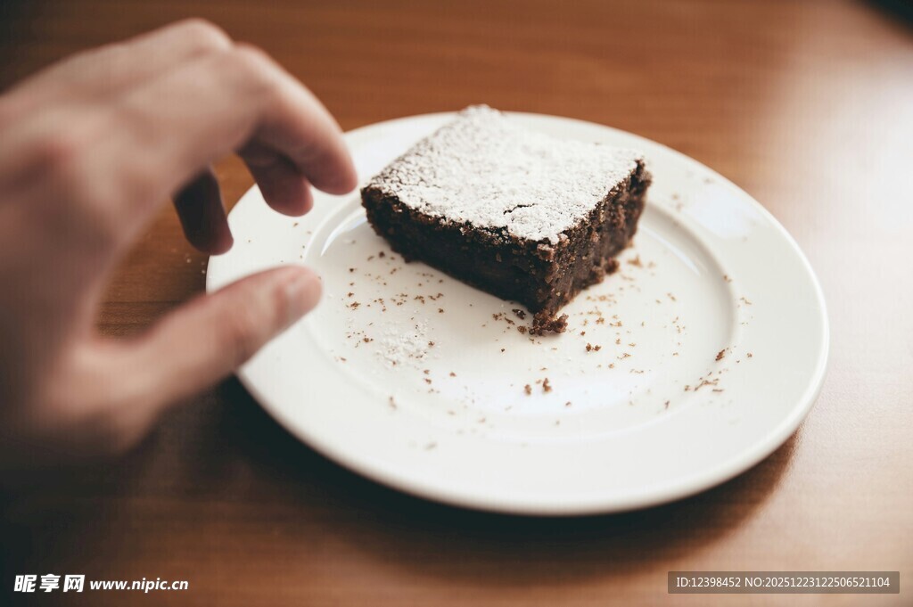 手取盘中美味巧克力蛋糕