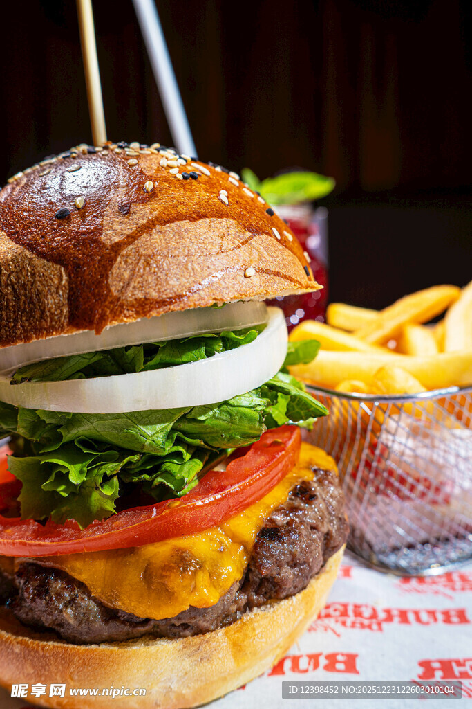 美味多汁的特色汉堡