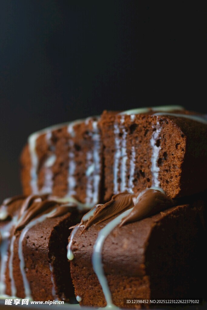 巧克力淋面蛋糕切片