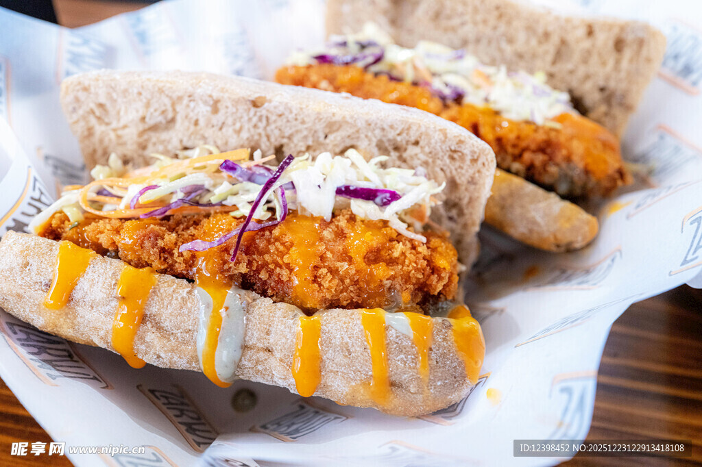 美味鸡肉热狗三明治