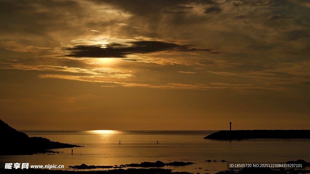 夕阳下的海面与远处船只