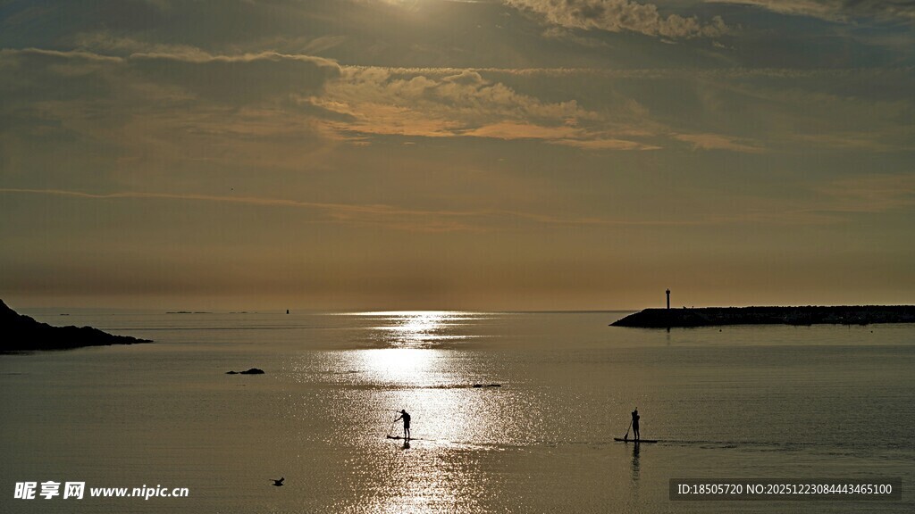 夕阳下的海边静谧美景