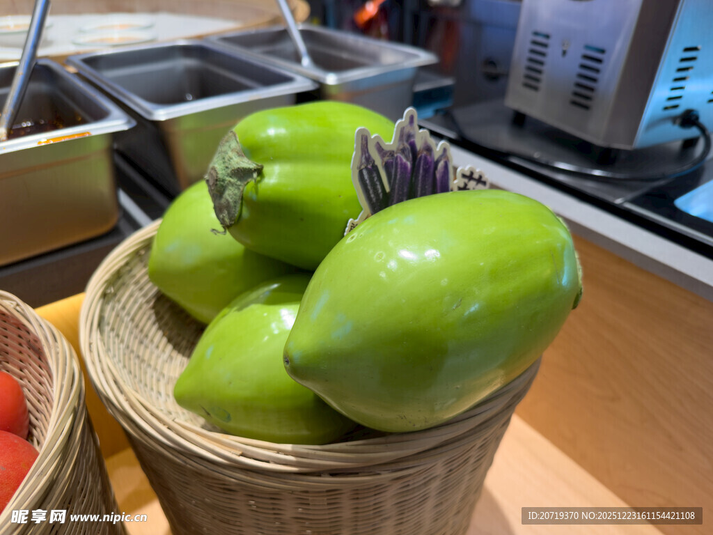 竹篮中的鲜绿茄子